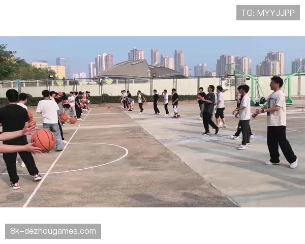 大学篮球理论课教授利用联盟提供的比赛原始镜头,让学生进行虚拟战术演练 大学篮球理论课教授利用联盟提供的比赛原始镜头,让学生进行虚拟战术演练